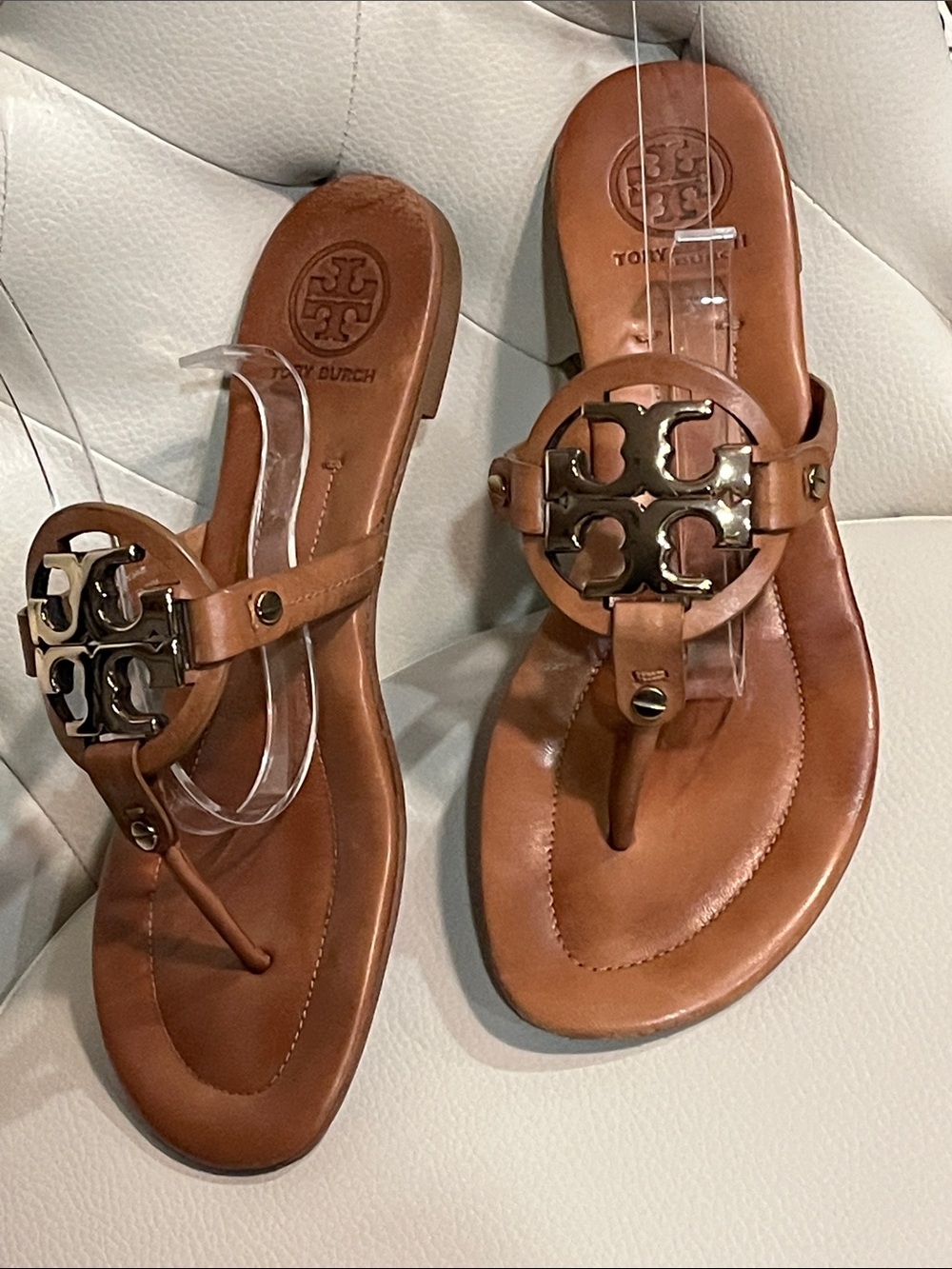 Tory Burch Tan Leather Gold Logo Thong Sandals Beautiful Eye Catching Luxury - Picture 3 of 15